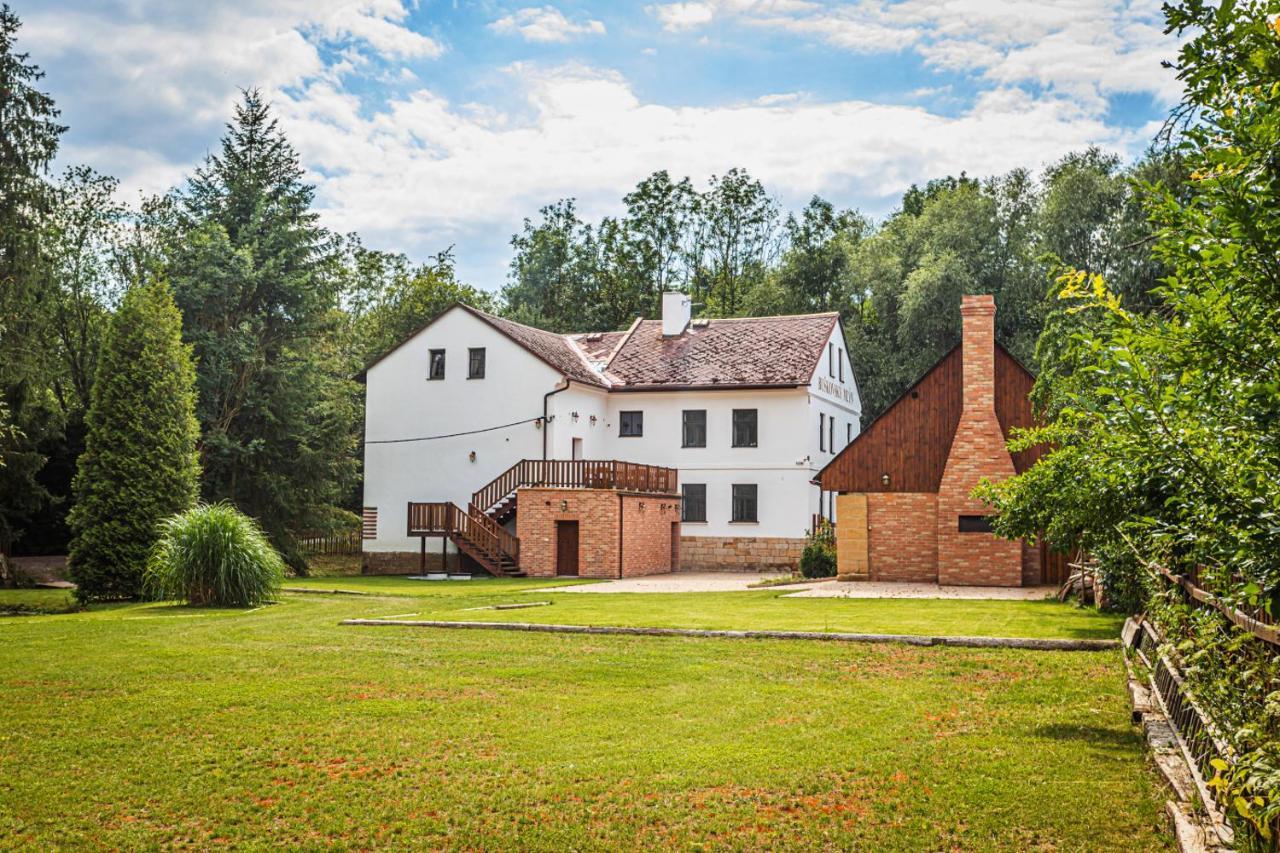 Отель Buskovsky Mlyn 1580 Dolni Bousov Экстерьер фото