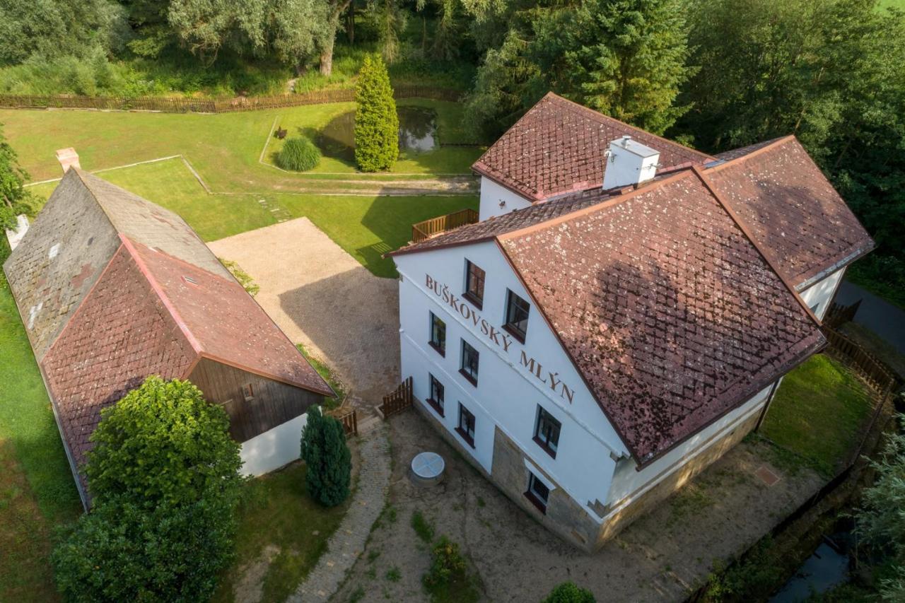 Отель Buskovsky Mlyn 1580 Dolni Bousov Экстерьер фото